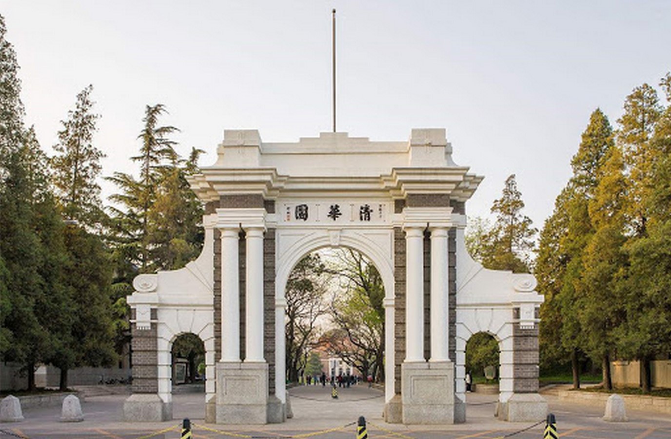 Bên trong khuôn viên đẹp nao lòng của Thanh Hoa - “trường Harvard Trung Quốc”: Nên thơ đến mức thành địa điểm du lịch - Ảnh 1.