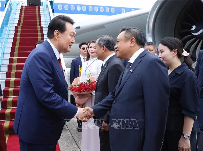 Tổng thống Hàn Quốc Yoon Suk Yeol và Phu nhân tới Hà Nội - Ảnh 3.