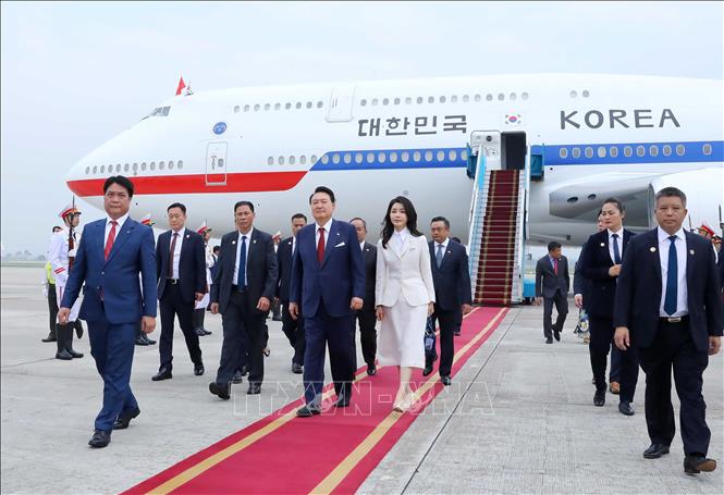 Tổng thống Hàn Quốc Yoon Suk Yeol và Phu nhân tới Hà Nội - Ảnh 1.