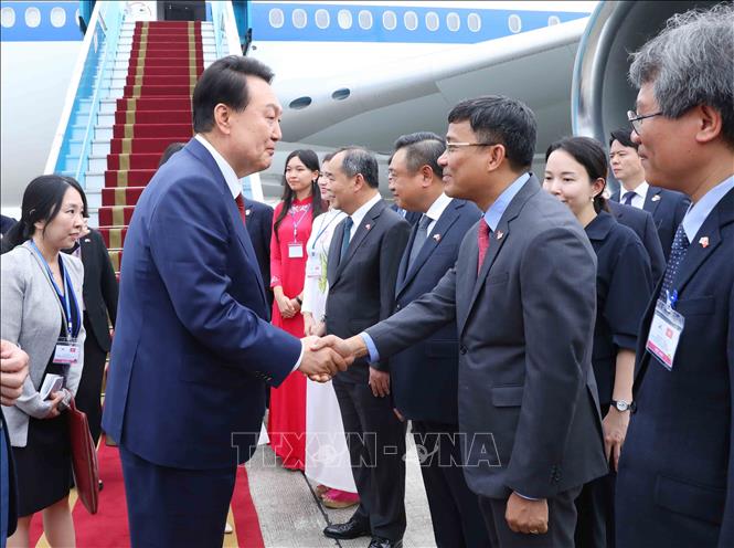 Tổng thống Hàn Quốc Yoon Suk Yeol và Phu nhân tới Hà Nội - Ảnh 4.
