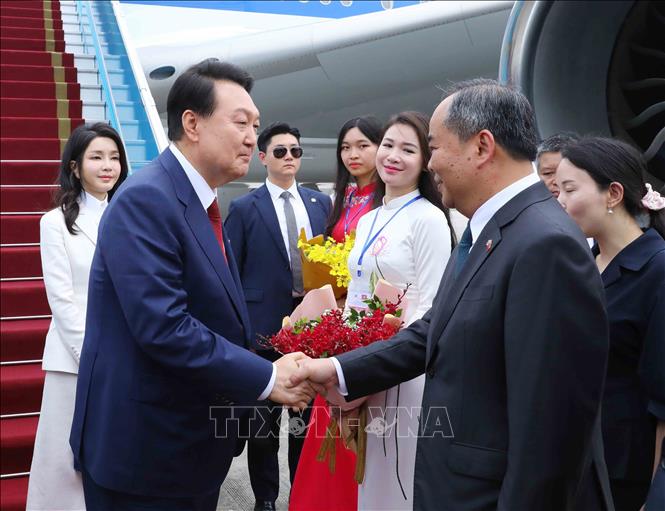 Tổng thống Hàn Quốc Yoon Suk Yeol và Phu nhân tới Hà Nội - Ảnh 5.