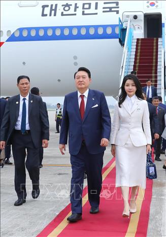 Tổng thống Hàn Quốc Yoon Suk Yeol và Phu nhân tới Hà Nội - Ảnh 6.