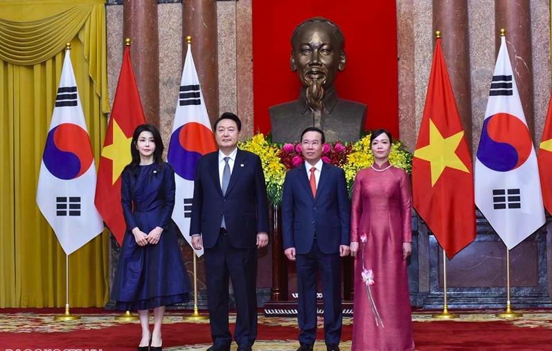 Đệ nhất Phu nhân Hàn Quốc diện áo dài trong chuyến thăm Việt Nam - Ảnh 4.