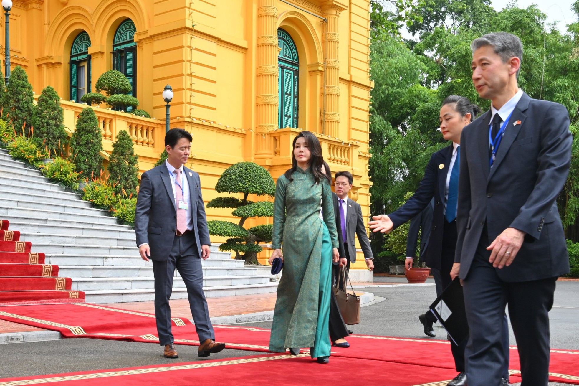 Đệ nhất Phu nhân Hàn Quốc diện áo dài trong chuyến thăm Việt Nam - Ảnh 2.