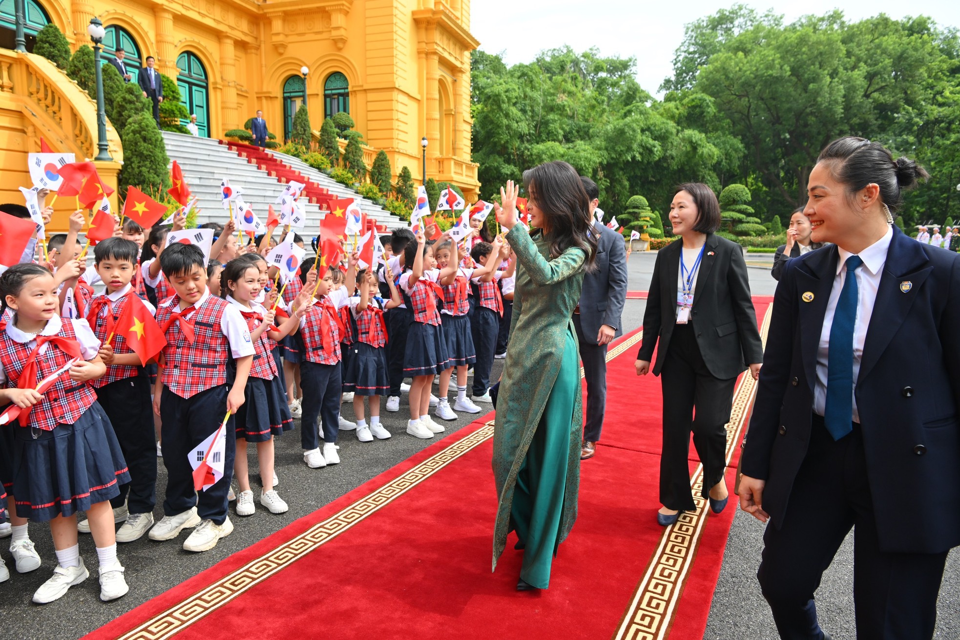 Đệ nhất Phu nhân Hàn Quốc diện áo dài trong chuyến thăm Việt Nam - Ảnh 3.