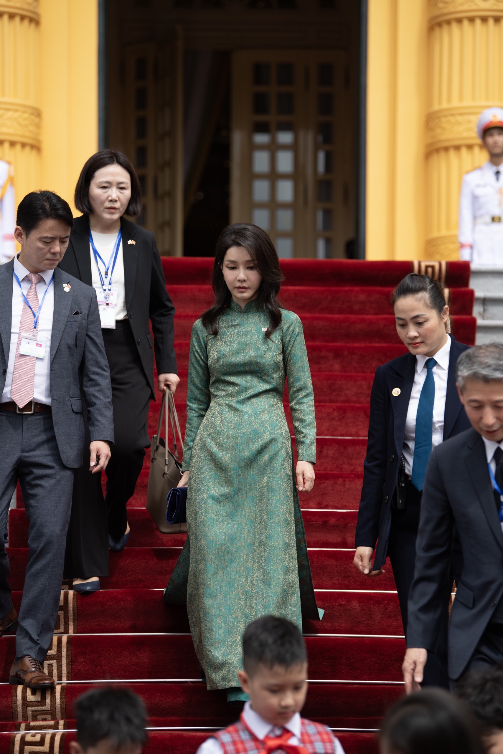 Đệ nhất Phu nhân Hàn Quốc diện áo dài trong chuyến thăm Việt Nam - Ảnh 1.