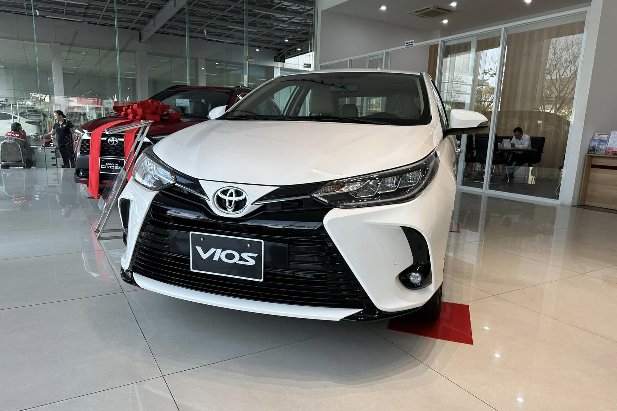 Toyota Vios bán lẫn lộn cũ mới: Bản cũ giảm 110 triệu xả hàng, bản mới ưu đãi lớn chưa từng có - Ảnh 1.