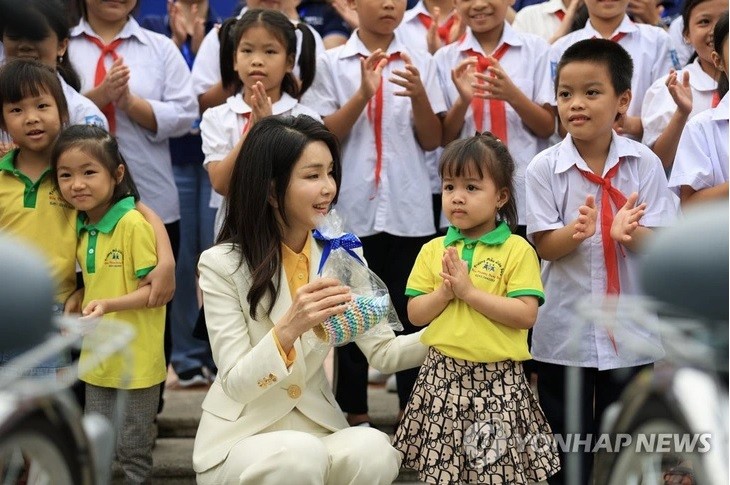 Đệ nhất Phu nhân Hàn Quốc diện áo dài trong chuyến thăm Việt Nam - Ảnh 7.