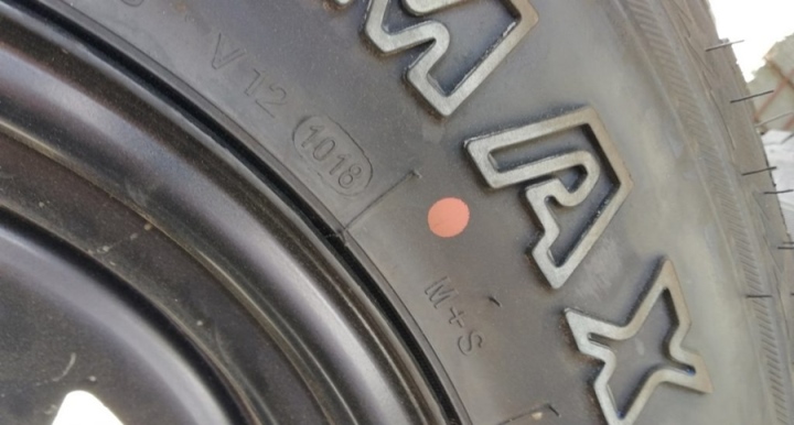 Những chấm tròn vàng, đỏ trên lốp ô tô có tác dụng gì? - Ảnh 2.