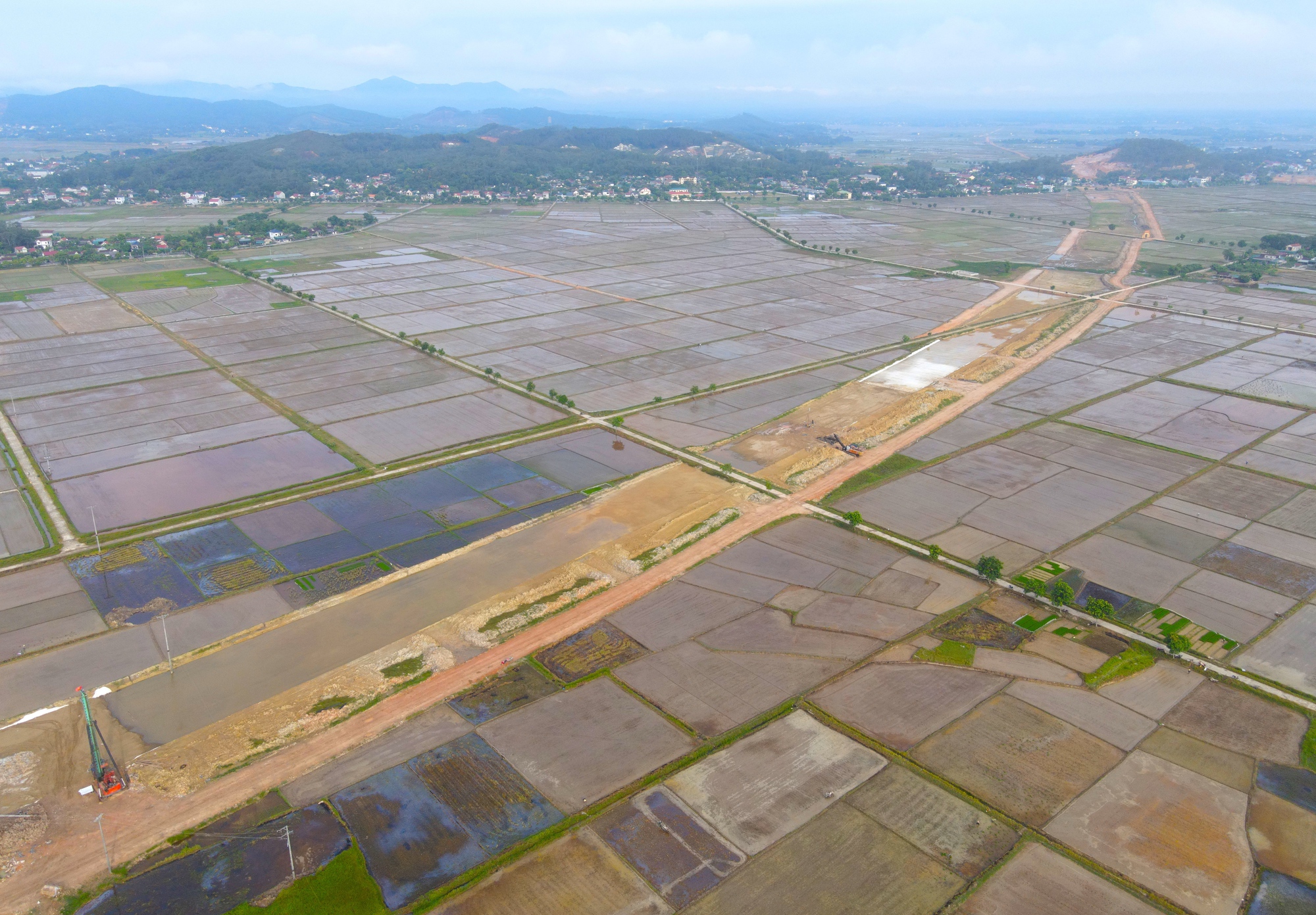 Hình hài cao tốc Bắc - Nam qua tỉnh Hà Tĩnh nhìn từ trên cao - Ảnh 1.