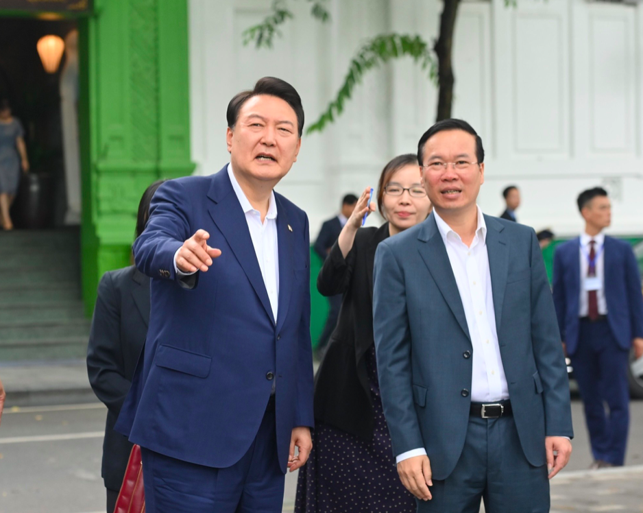 Chủ tịch nước Võ Văn Thưởng cùng Tổng thống Hàn Quốc ăn sáng, đi dạo bên Hồ Gươm - Ảnh 2.