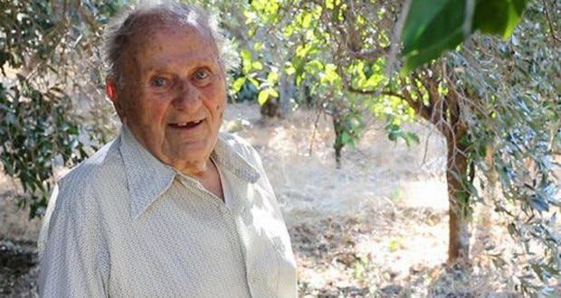 65 tuổi phát hiện mắc ung thư phổi, bác sĩ dự đoán chỉ sống được 9 tháng, ông lão về quê trồng rau sống tới 102 tuổi đầy “thần kỳ” - Ảnh 1.
