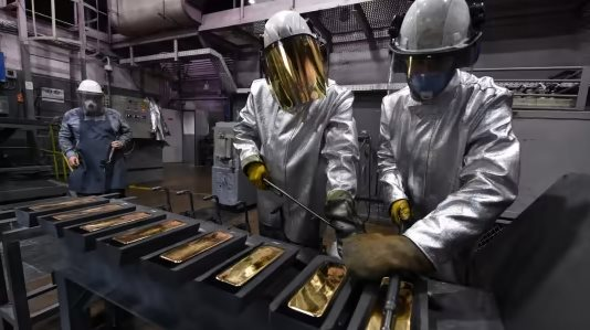 Độc lạ bán vàng: Một quốc gia châu Á trang bị máy bán vàng tự động do nhu cầu tăng cao, mua vàng giờ nhanh như mua 1 chai nước - Ảnh 1.