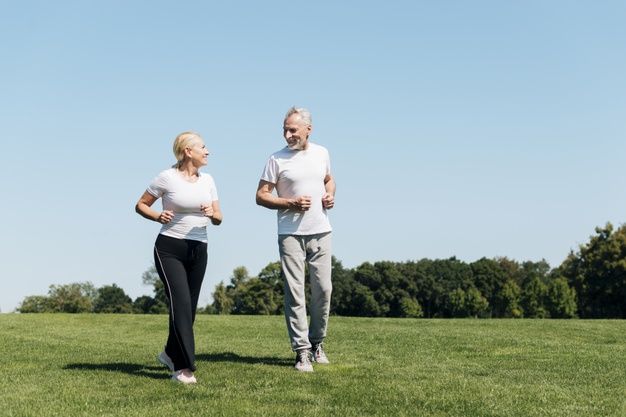 70 tuổi là giai đoạn quyết định của tuổi thọ: Đi bộ kết hợp 3 động tác này sẽ giúp bạn sống lâu hơn - Ảnh 2.