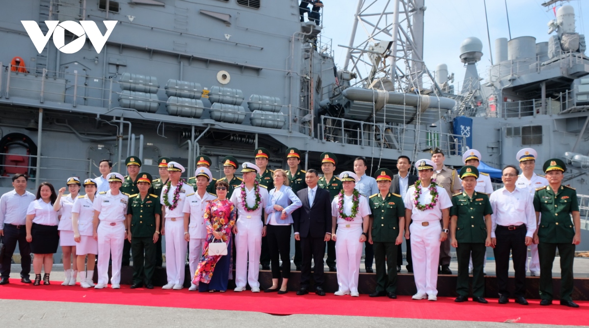 Đoàn tàu sân bay Hải quân Hoa Kỳ cập cảng Đà Nẵng, bắt đầu thăm Việt Nam 5 ngày - Ảnh 1.