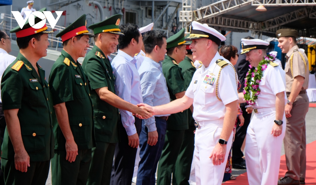 Đoàn tàu sân bay Hải quân Hoa Kỳ cập cảng Đà Nẵng, bắt đầu thăm Việt Nam 5 ngày - Ảnh 3.