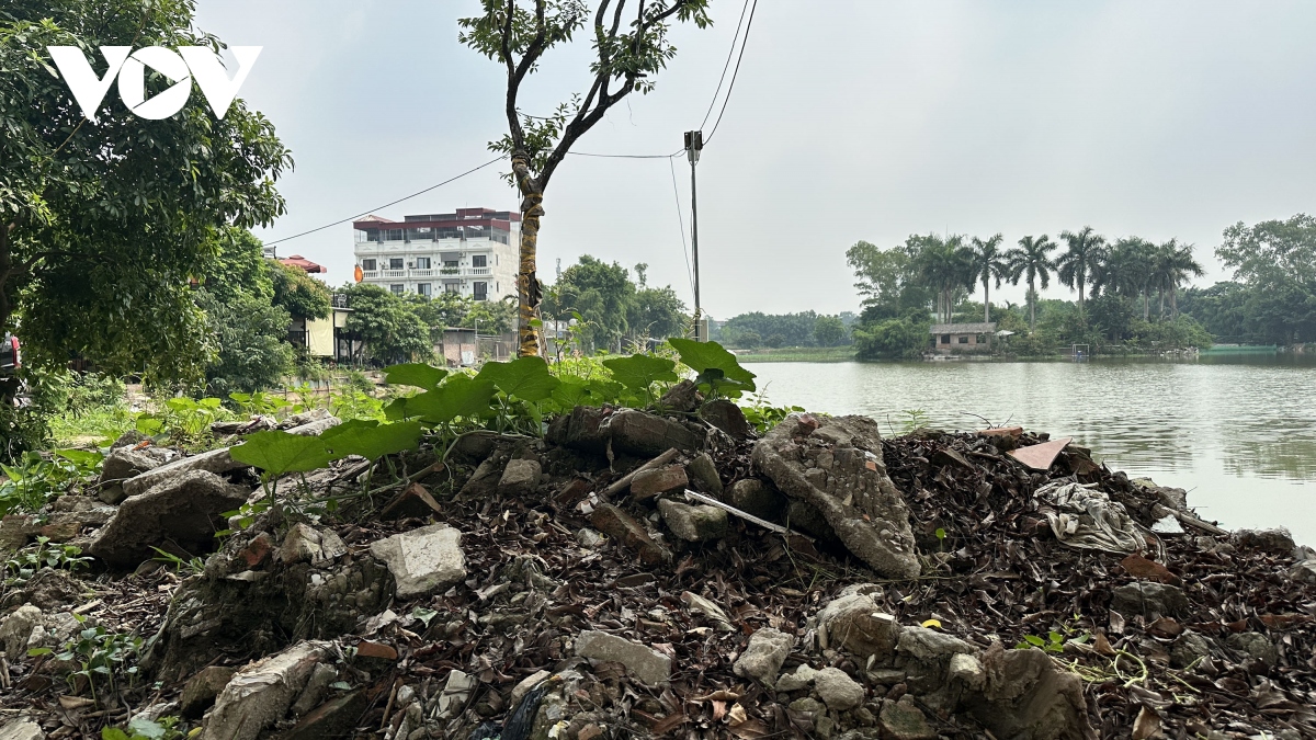Hà Nội: Nhiều diện tích ao, hồ ở nội thành sắp biến mất vì xâm lấn đổ phế thải - Ảnh 4.