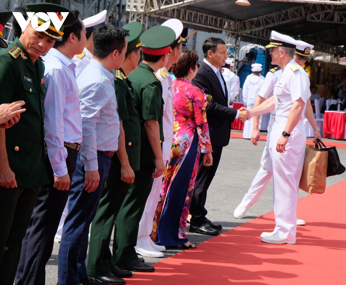 Đoàn tàu sân bay Hải quân Hoa Kỳ cập cảng Đà Nẵng, bắt đầu thăm Việt Nam 5 ngày - Ảnh 2.