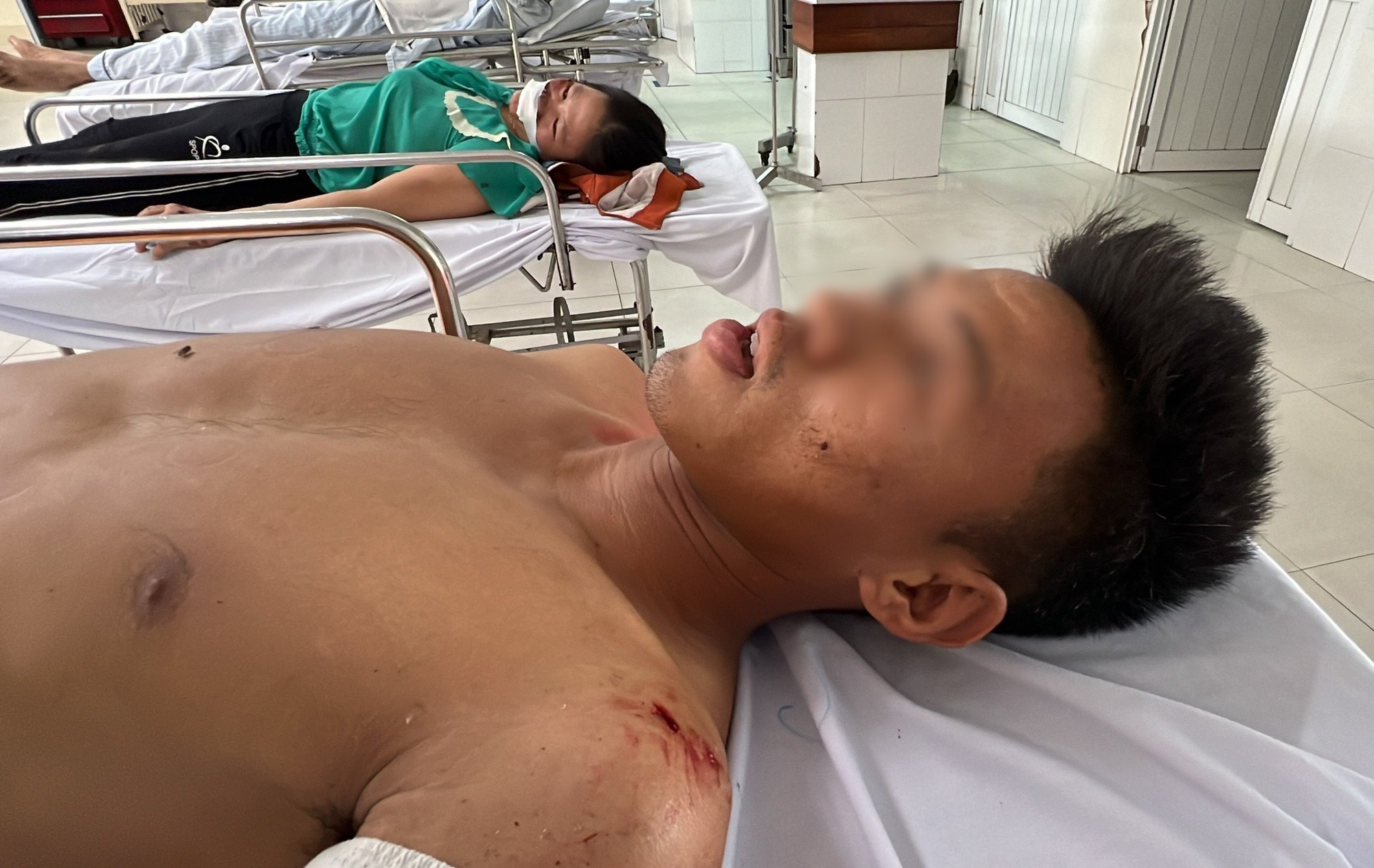 Cầu thủ Quảng Nam hoảng hồn kể lúc xe chở đội bóng mất lái, bị lật trên đèo khiến 4 người thương vong - Ảnh 2.