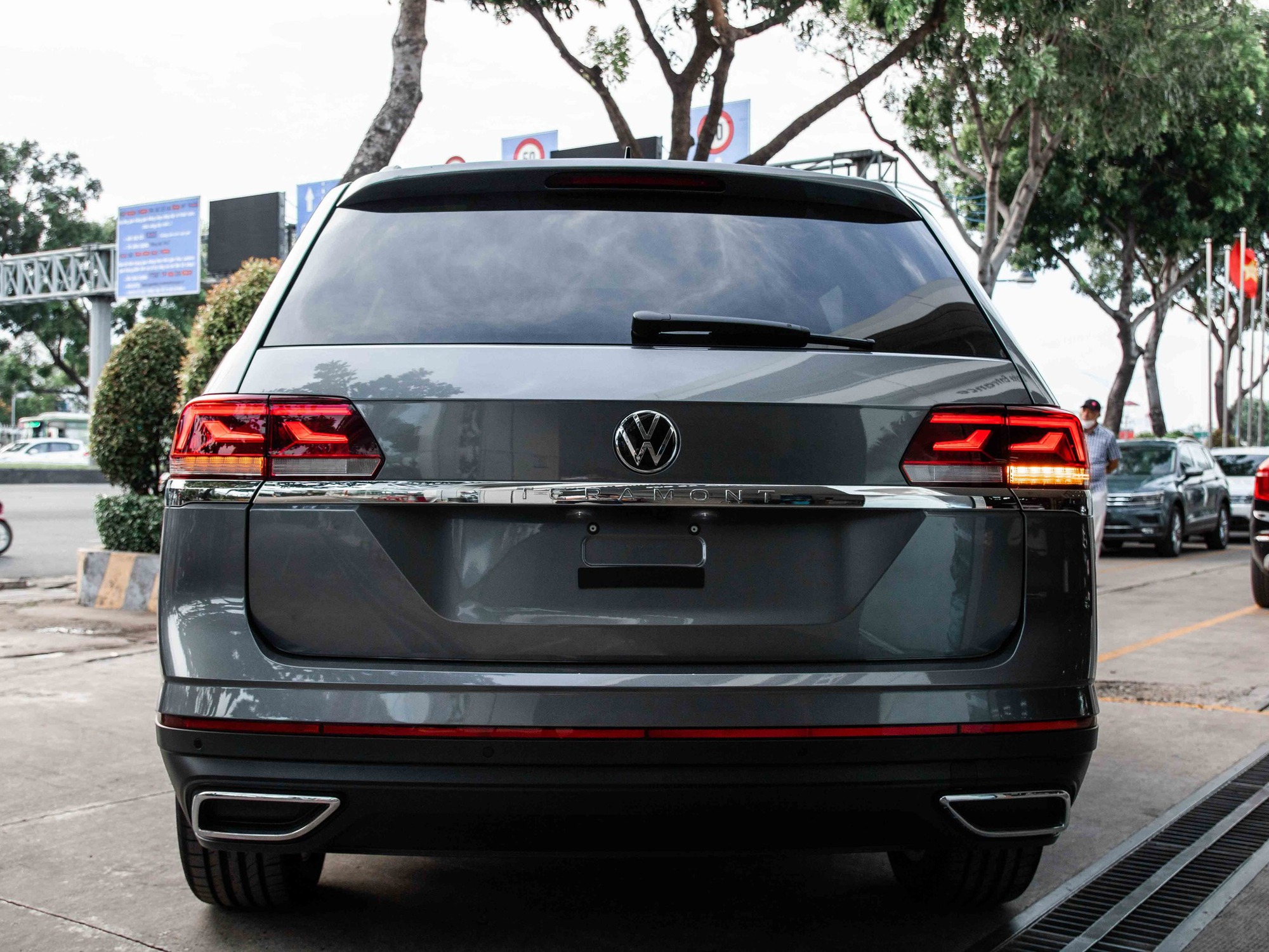 Volkswagen Teramont giảm kỷ lục 320 triệu tại đại lý: Giá về mốc 2,179 tỷ đồng, nỗ lực đấu Explorer - Ảnh 2.