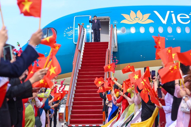Thủ tướng Phạm Minh Chính tới Bắc Kinh, bắt đầu thăm chính thức Trung Quốc và dự Diễn đàn Kinh tế thế giới - Ảnh 4.