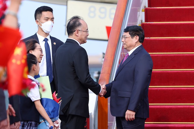 Thủ tướng Phạm Minh Chính tới Bắc Kinh, bắt đầu thăm chính thức Trung Quốc và dự Diễn đàn Kinh tế thế giới - Ảnh 5.