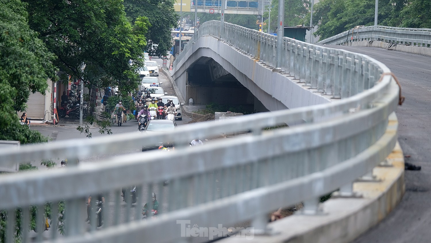 Diện mạo cầu vượt chữ C Chùa Bộc trước ngày thông xe - Ảnh 4.