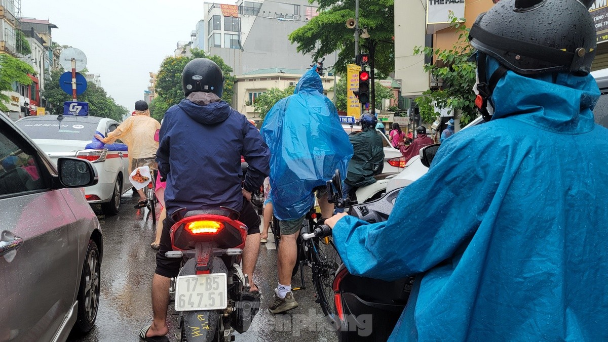 Người Hà Nội chật vật đến công sở trong mưa lớn sáng đầu tuần - Ảnh 3.