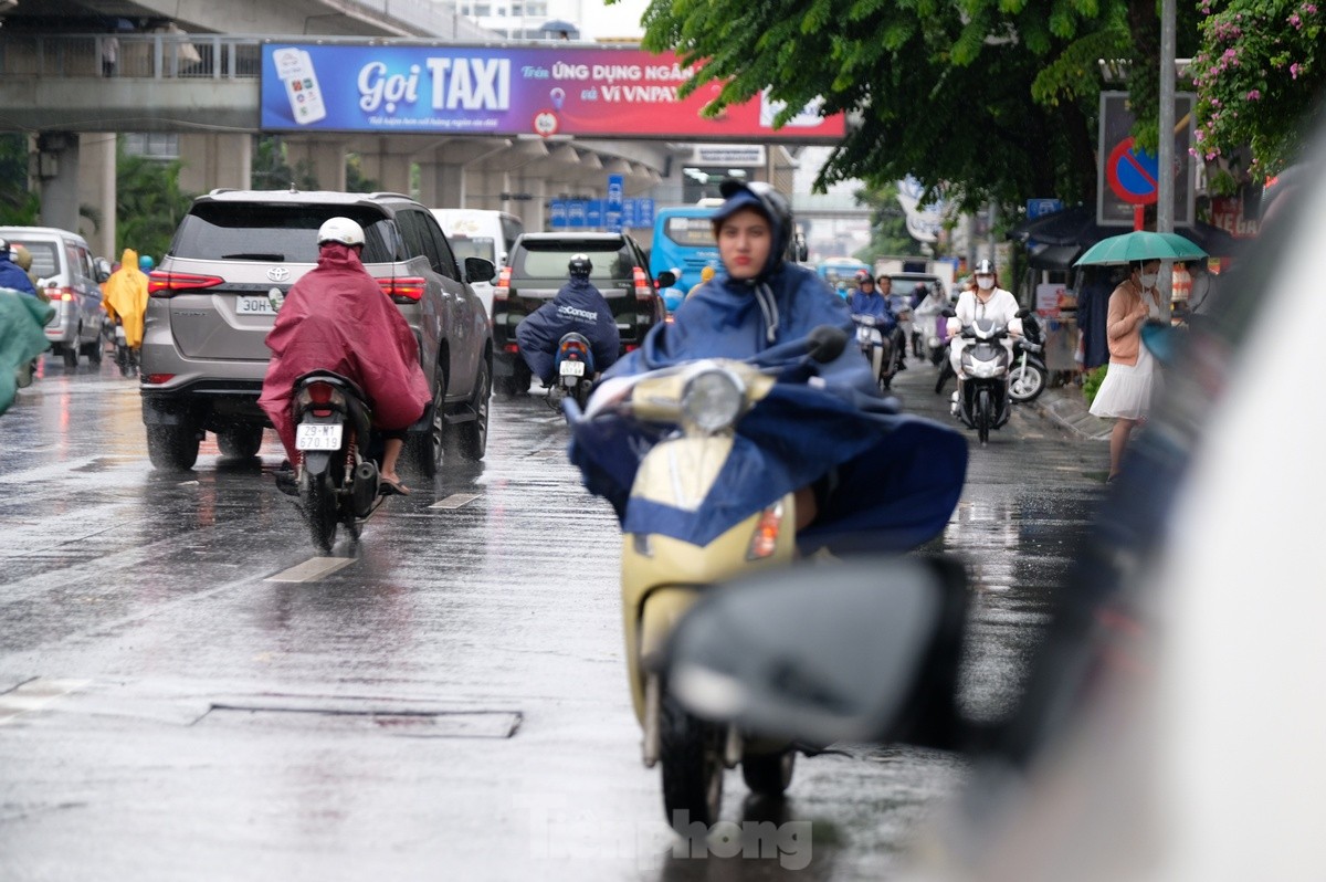 Người Hà Nội chật vật đến công sở trong mưa lớn sáng đầu tuần - Ảnh 7.