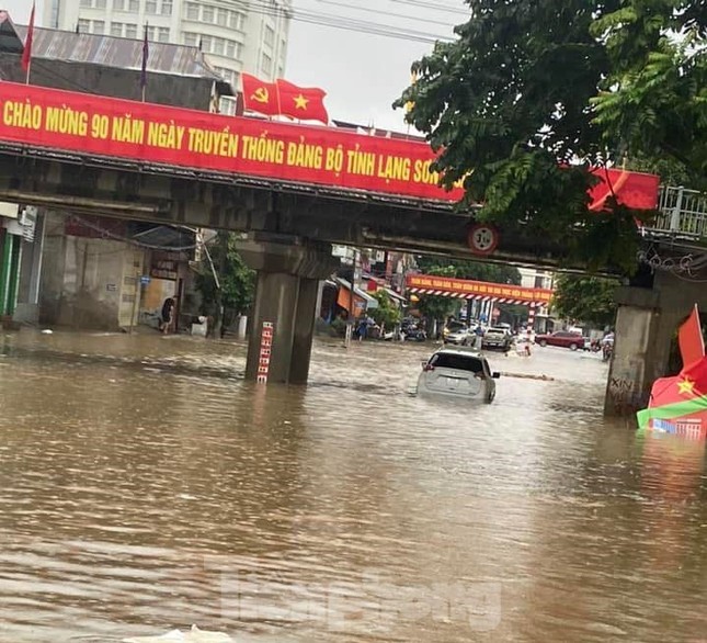 Mưa lũ ở Lạng Sơn làm một người mất tích, đường phố biến thành 'sông' - Ảnh 1.
