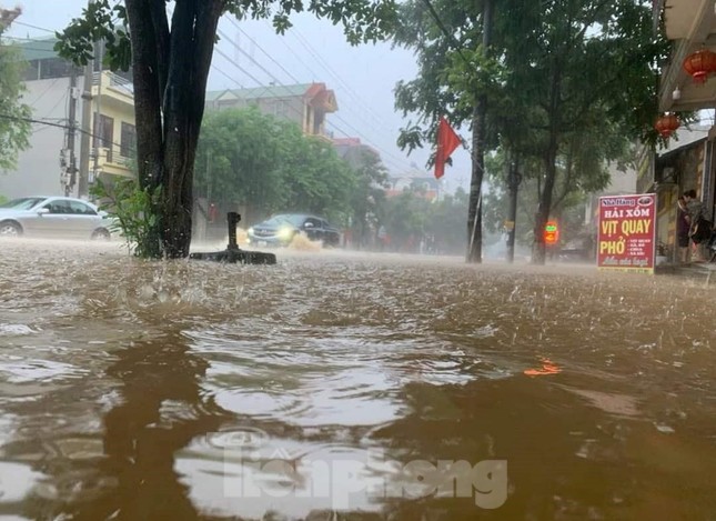 Mưa lũ ở Lạng Sơn làm một người mất tích, đường phố biến thành 'sông' - Ảnh 2.