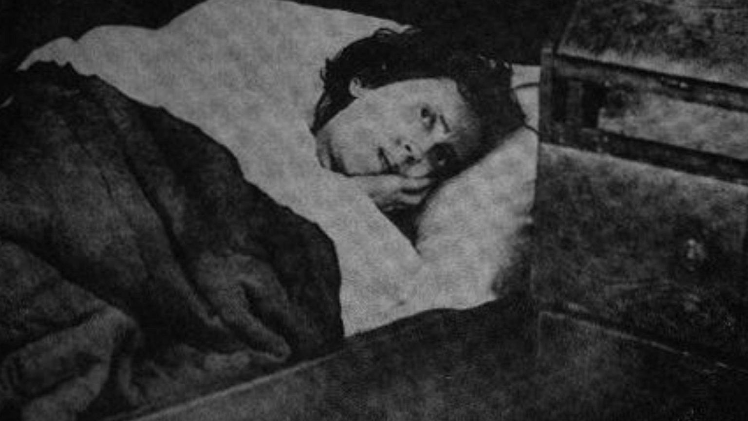 Người phụ nữ tỉnh lại sau giấc ngủ kéo dài 32 năm - Ảnh 1.