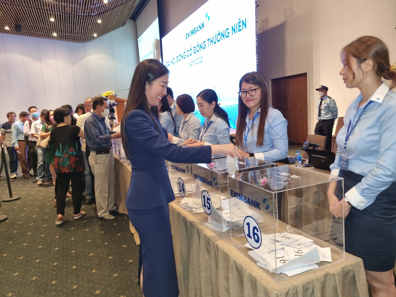 Ngân hàng Nhà nước yêu cầu Eximbank không để xảy ra tiêu cực, lợi ích nhóm - Ảnh 1. Ngân hàng Nhà nước yêu cầu Eximbank không để xảy ra tiêu cực, lợi ích nhóm - Ảnh 1.