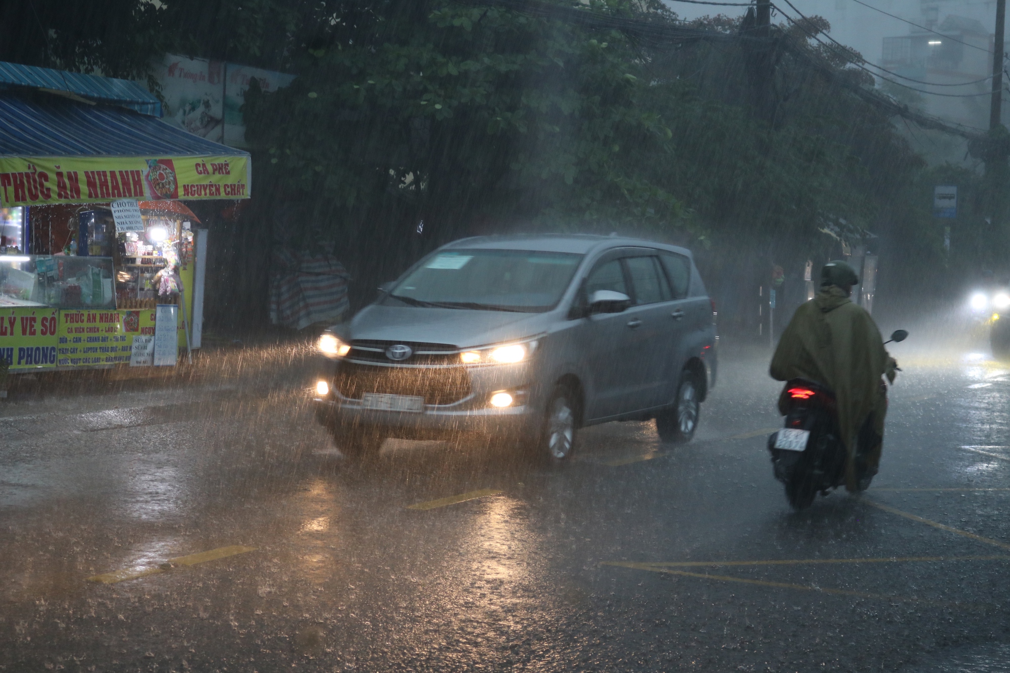 CLIP: TP HCM mưa tối trời, người dân xé nước trên đường - Ảnh 1.