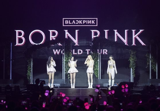 Chuyện đau lòng đằng sau những tấm vé concert giá cả nghìn USD của BlackPink: Fan mặc kinh tế khó khăn vẫn hết lòng vì thần tượng, nguy cơ xảy ra 'Pinkflation' - Ảnh 1.