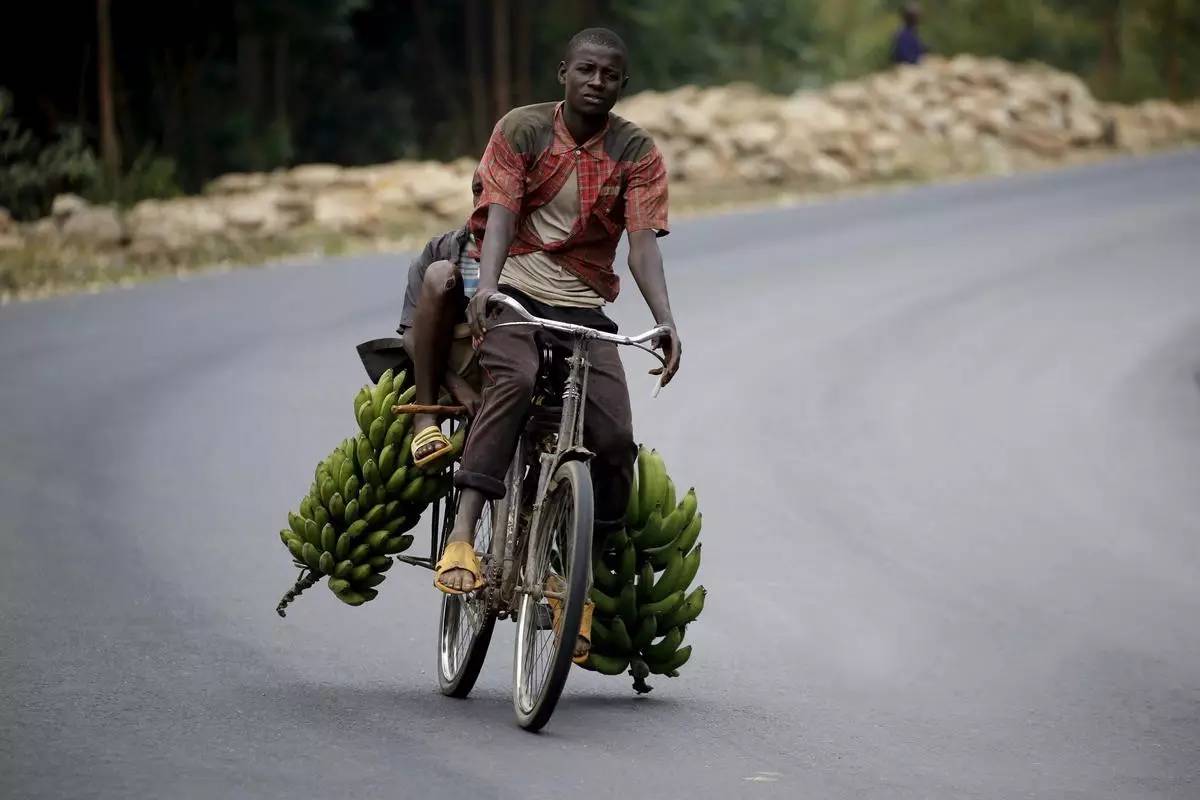 Quốc gia được coi là “trái tim châu Phi”: Xe đạp là xe sang, của hồi môn là cái cuốc, thú vị nhất là... đội mọi thứ trên đầu - Ảnh 6.