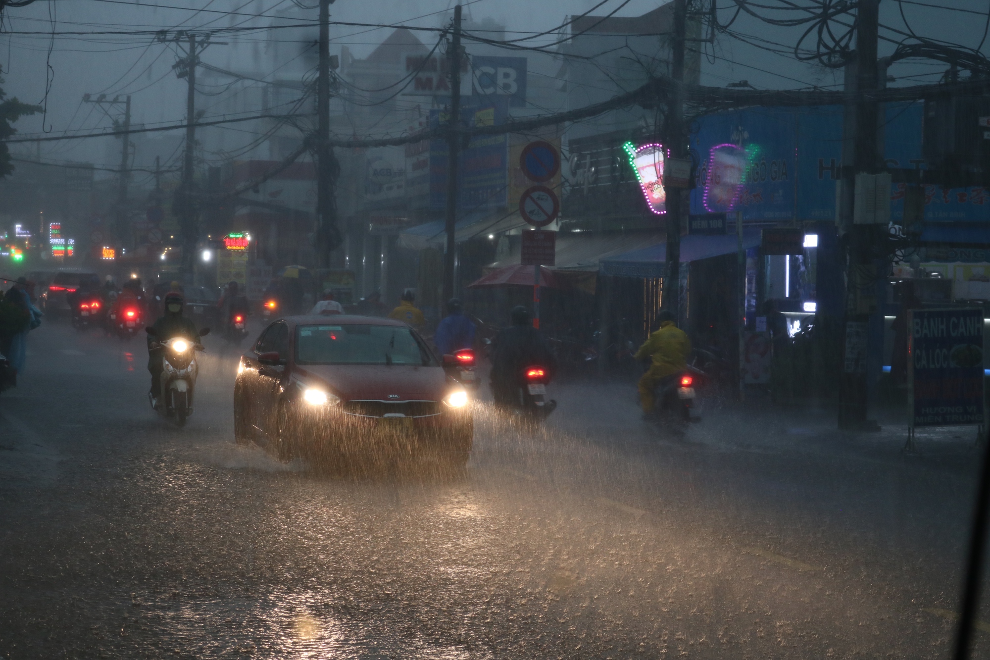 CLIP: TP HCM mưa tối trời, người dân xé nước trên đường - Ảnh 2.