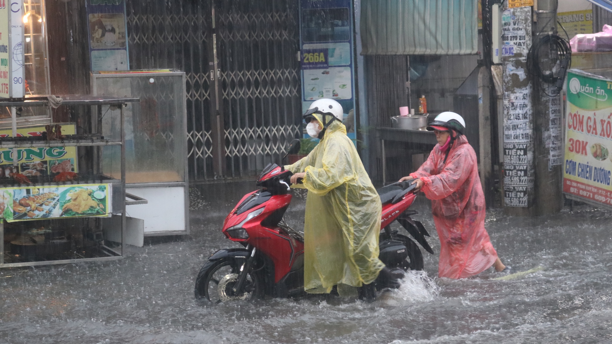 CLIP: TP HCM mưa tối trời, người dân xé nước trên đường - Ảnh 3.