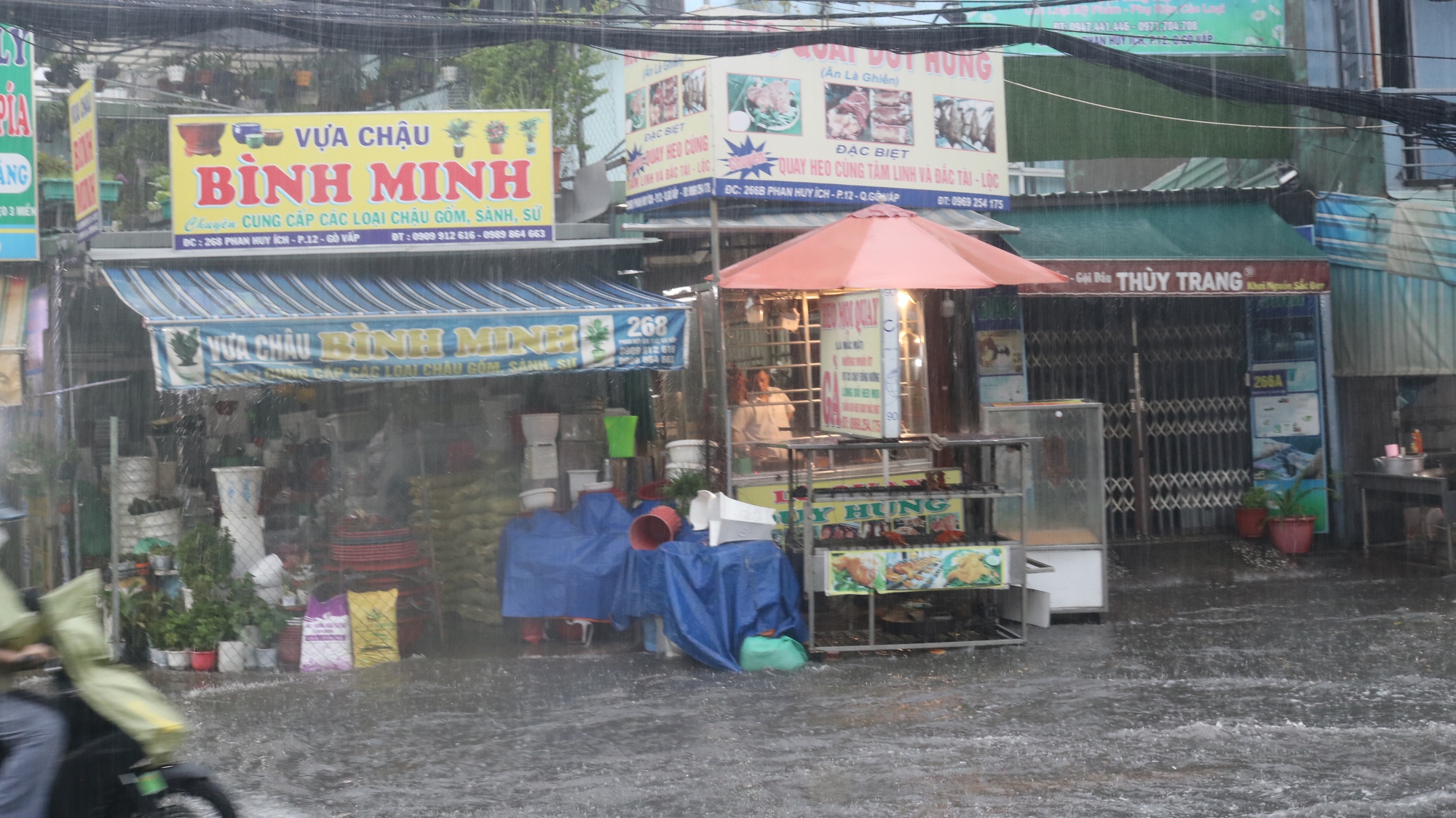 CLIP: TP HCM mưa tối trời, người dân xé nước trên đường - Ảnh 5.
