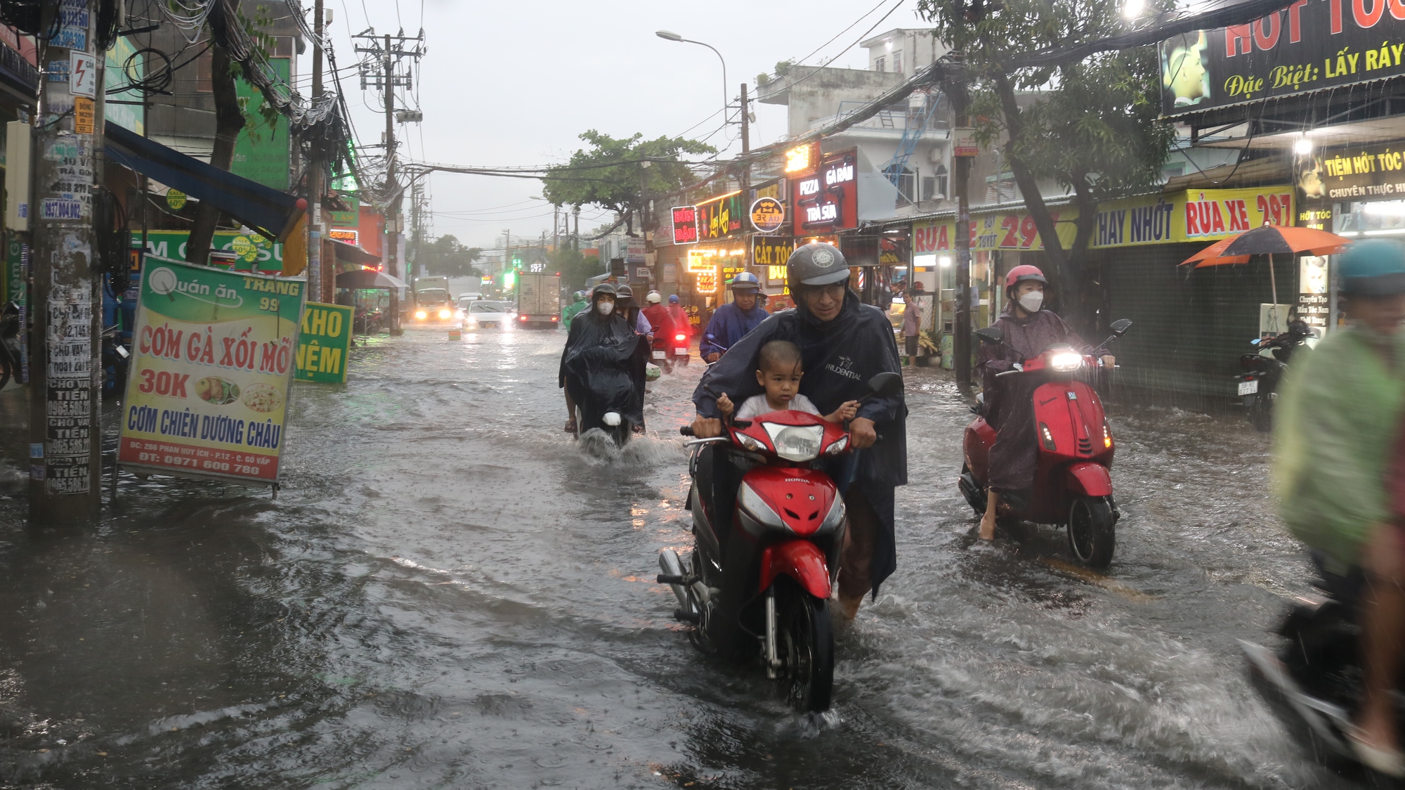 CLIP: TP HCM mưa tối trời, người dân xé nước trên đường - Ảnh 6.