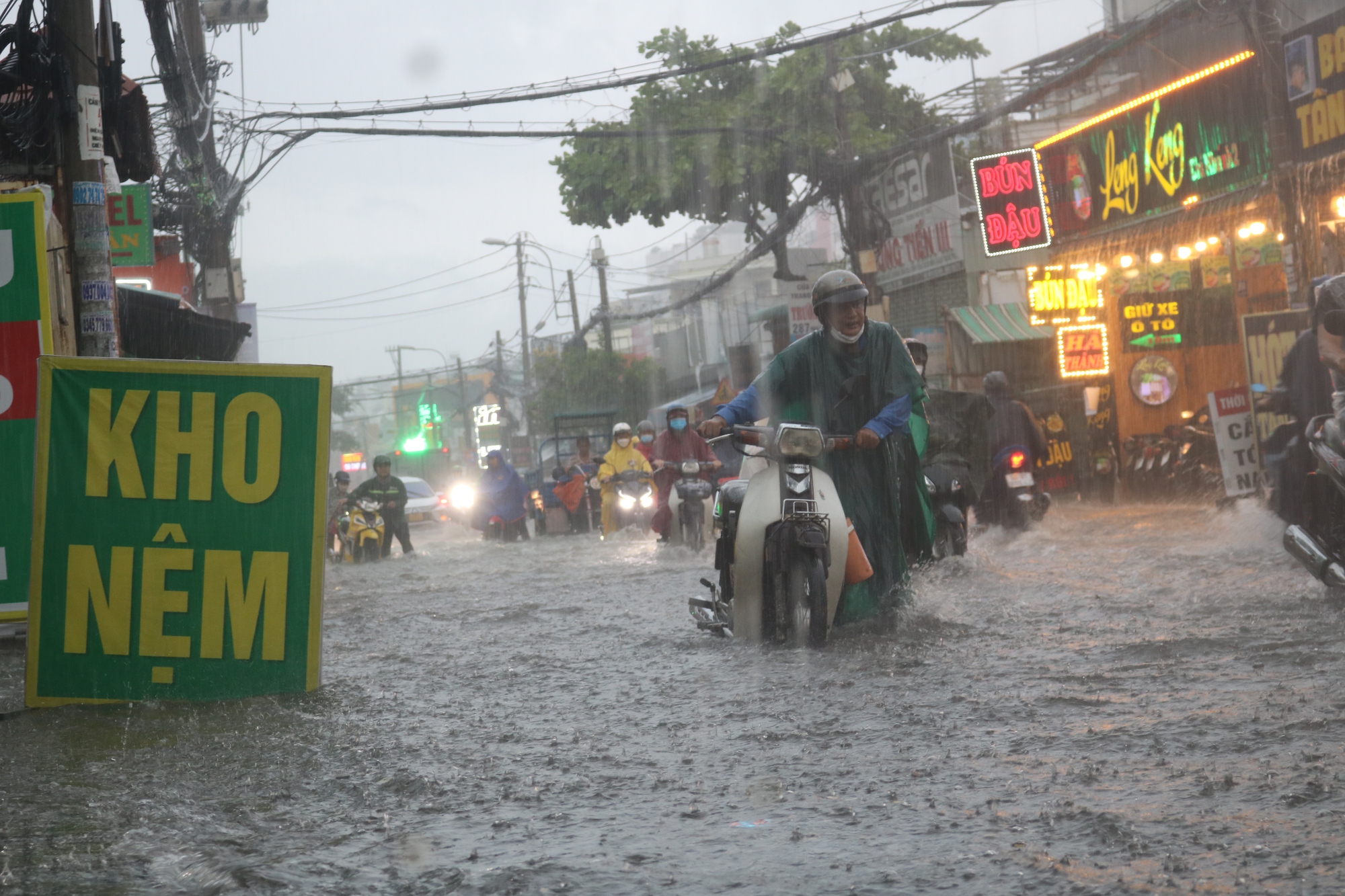 CLIP: TP HCM mưa tối trời, người dân xé nước trên đường - Ảnh 7.