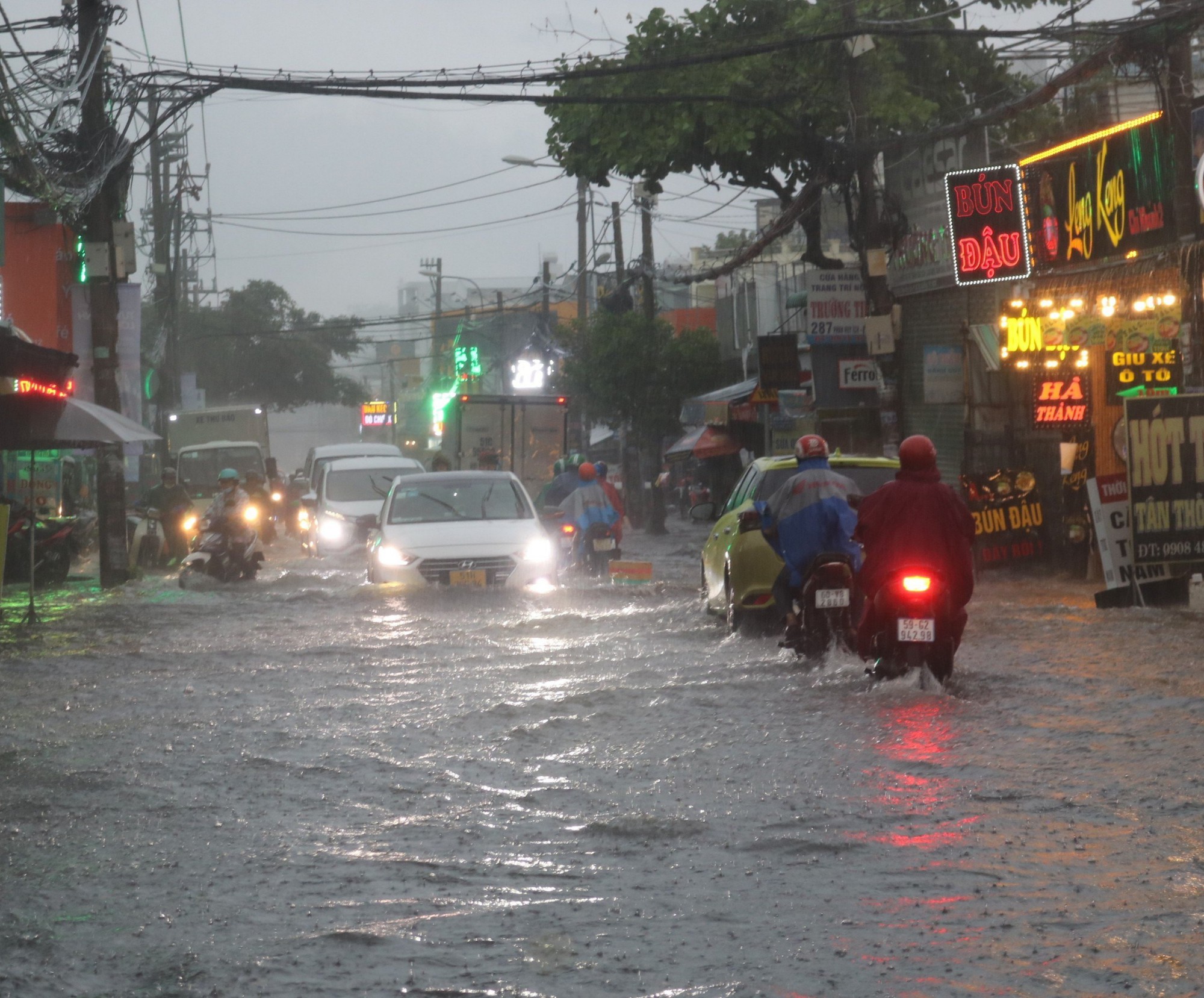CLIP: TP HCM mưa tối trời, người dân xé nước trên đường - Ảnh 8.