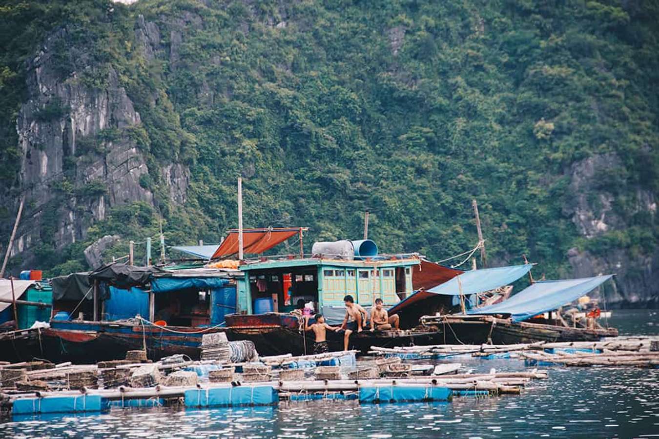 Làng chài Việt lọt top những ngôi làng cổ tích đẹp như tranh trên thế giới: Có cả núi và biển, cách Hà Nội chỉ 2 giờ chạy xe - Ảnh 4.