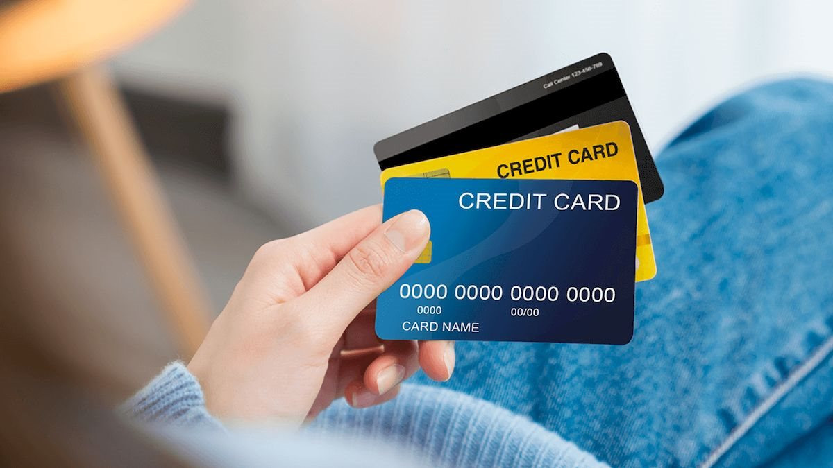 Vietcombank tăng phí dịch vụ thẻ, các ngân hàng khác thì đang áp dụng thế nào? - Ảnh 1. Vietcombank tăng phí dịch vụ thẻ, các ngân hàng khác thì đang áp dụng thế nào? - Ảnh 1.