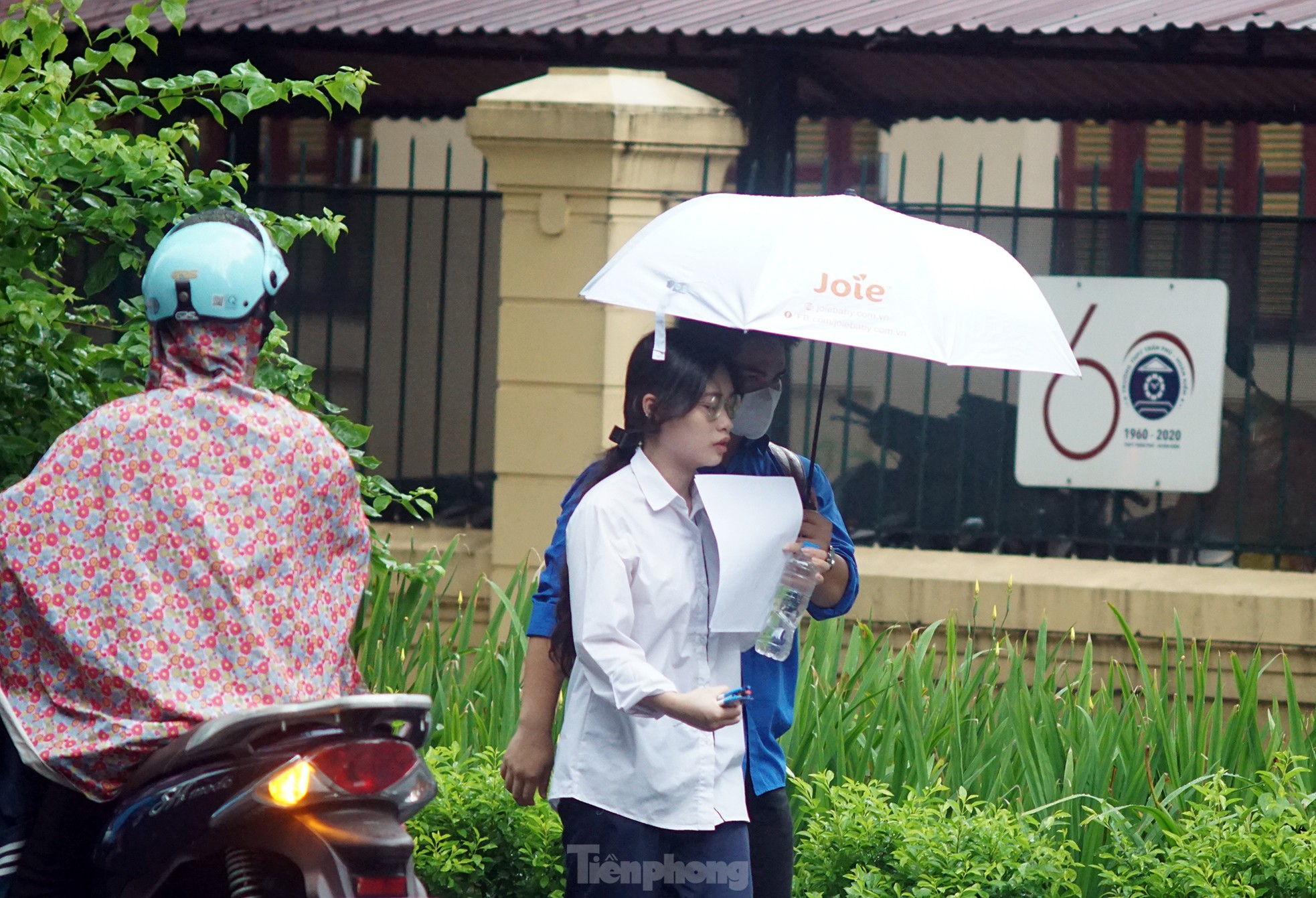 CSGT đội mưa phân làn, hỗ trợ thí sinh dự thi tốt nghiệp THPT - Ảnh 8.
