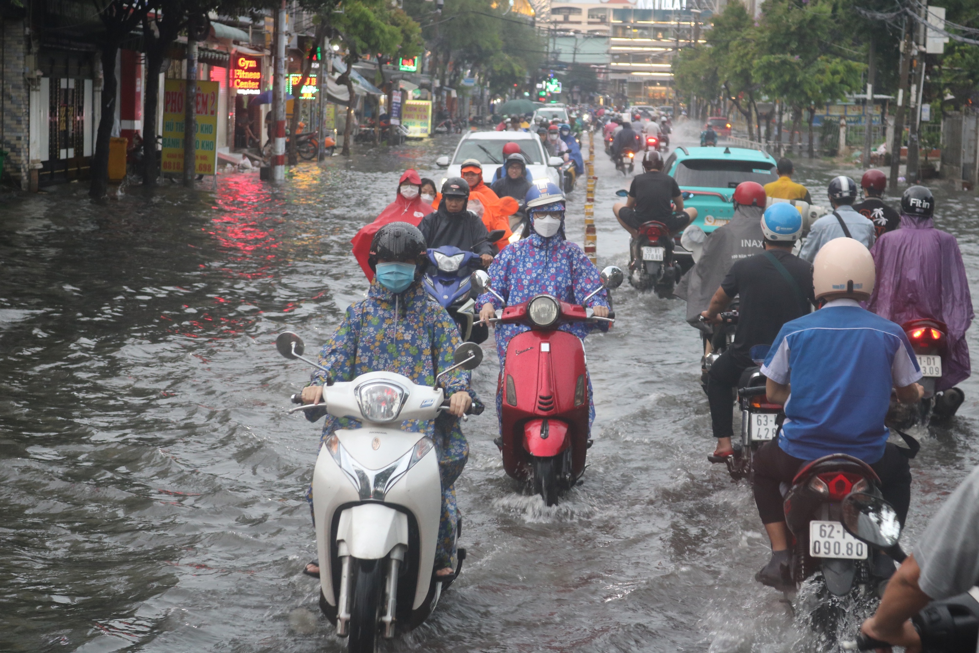 TP HCM mưa mù trời, nhiều nơi xe bơi trong nước - Ảnh 6.