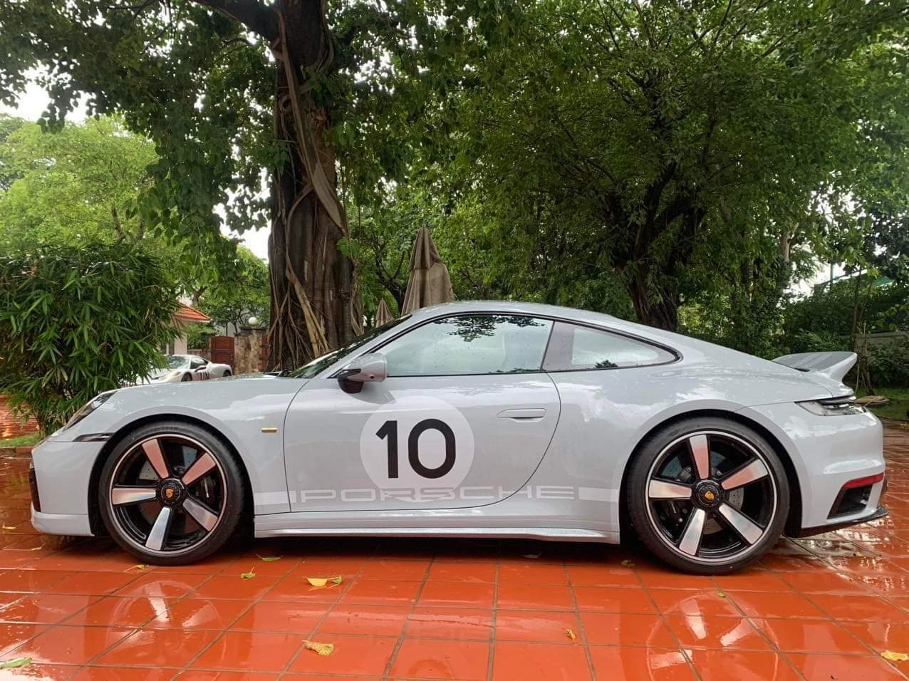 Sau màn đập hộp của Cường Đô la, đến lượt siêu phẩm Porsche 911 Sport Classic của &quot;ông trùm cà phê&quot; Đặng Lê Nguyên Vũ lộ diện - Ảnh 2.