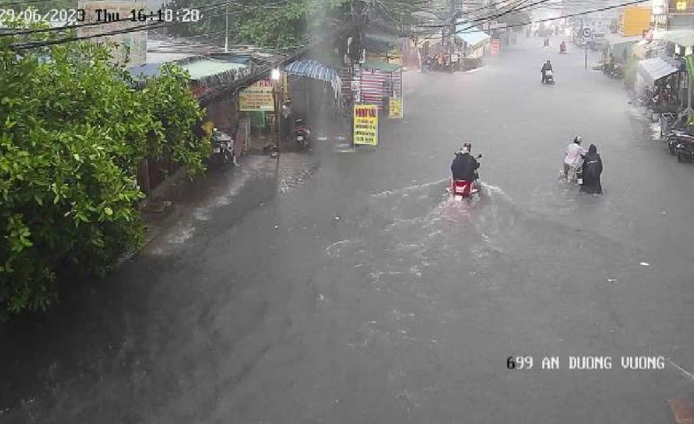 TP HCM mưa mù trời, nhiều nơi xe bơi trong nước - Ảnh 2.