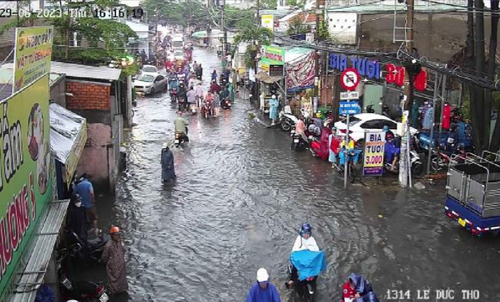TP HCM mưa mù trời, nhiều nơi xe bơi trong nước - Ảnh 8.