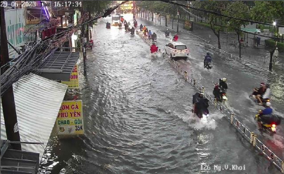 TP HCM mưa mù trời, nhiều nơi xe bơi trong nước - Ảnh 3.